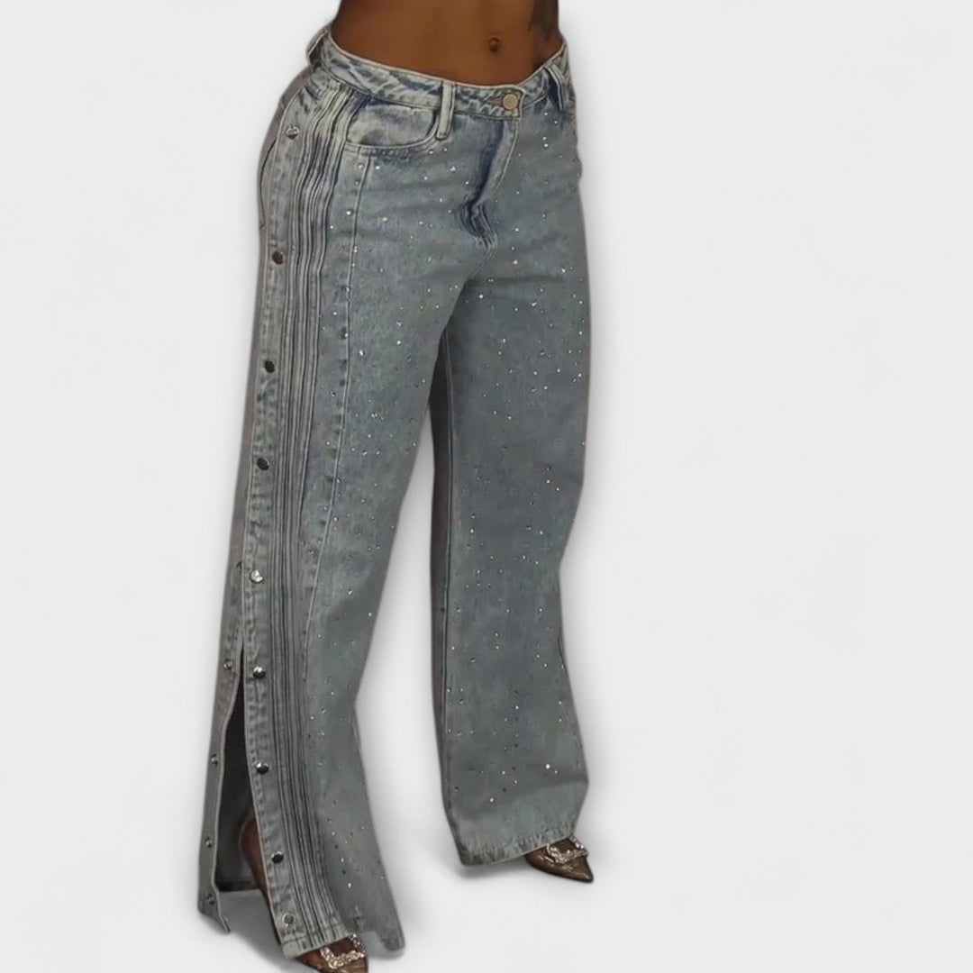 Nola - Jeans a Vita Alta con Decorazioni in Strass e Bottoni Laterali