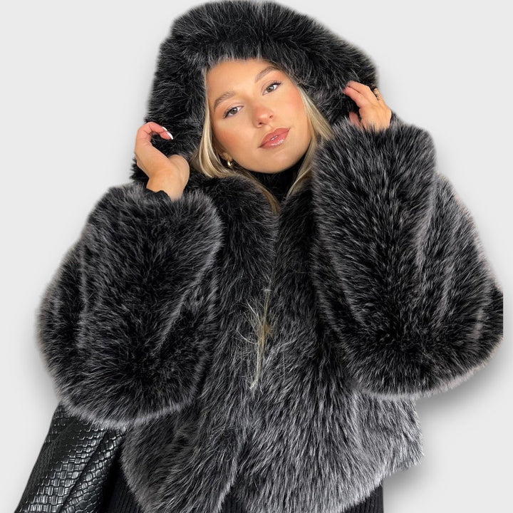 Leyana – Giacca oversize in pelliccia sintetica con cappuccio in grigio fumo