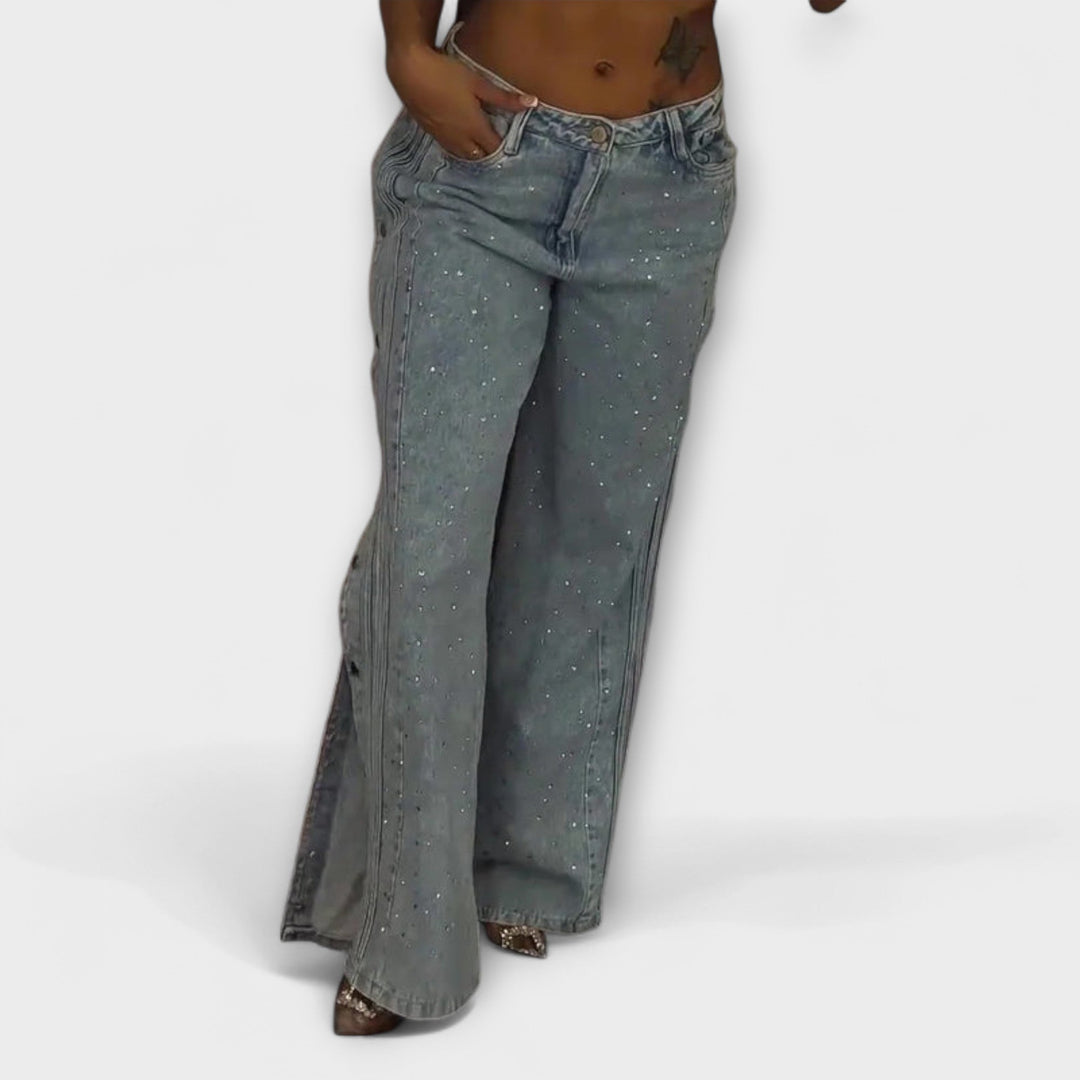 Nola - Jeans a Vita Alta con Decorazioni in Strass e Bottoni Laterali