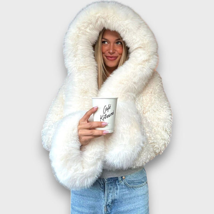 Noeline – Giacca corta in pelliccia sintetica con cappuccio